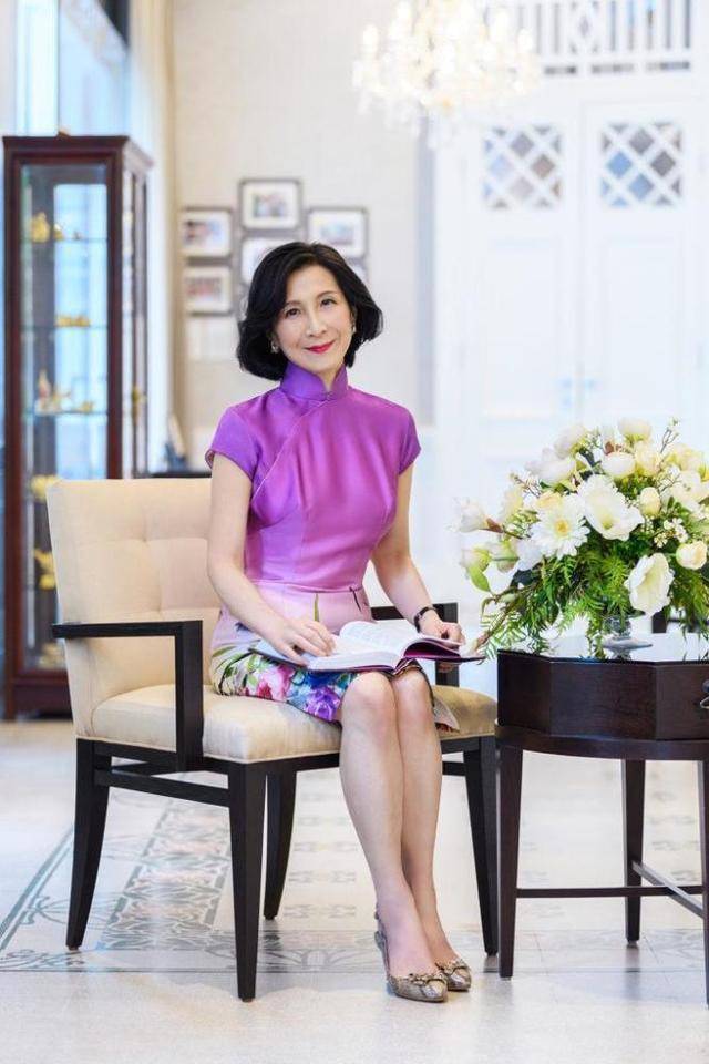 新加坡女首富,身价815亿却偏爱旗袍,优雅自信美到骨子里