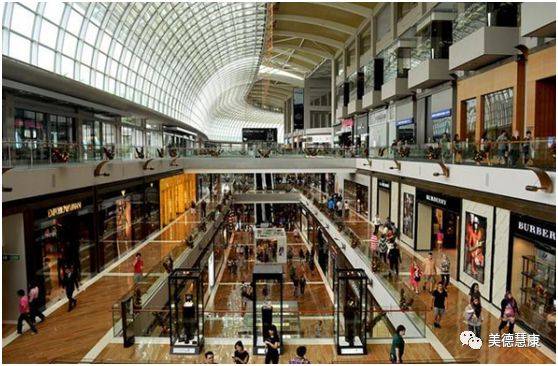 疫情肆虐生活井然，新加坡是如何做到的