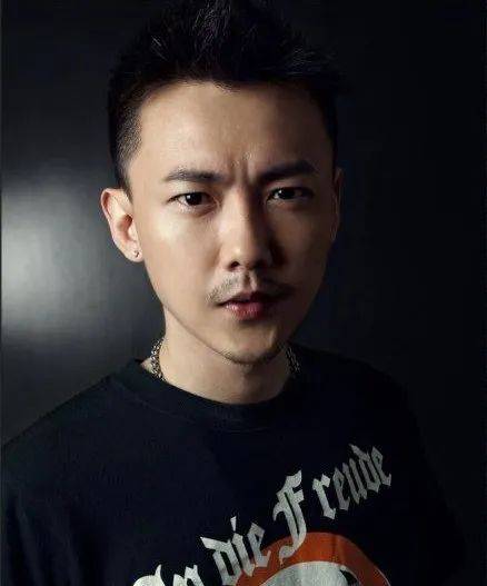 不會吧不會吧,還有人不知道他們是新加坡人嗎