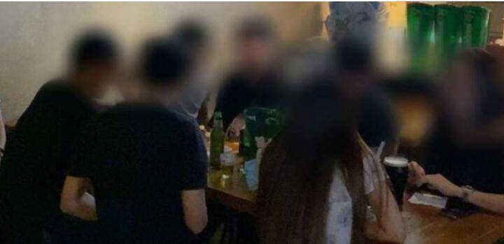 新加坡餐馆为卖酒吸客送骚操作，挂茶壶卖啤酒