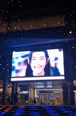 粉丝包下新加坡乌节路威士马广场LED大屏幕,为肖战献上生日祝福