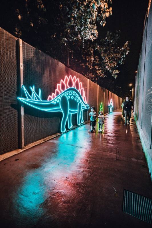 樟宜侏罗纪步道节日特备🎄入场免费!酷炫版恐龙灯饰装置,闪亮隧道、圣诞霓虹灯✨