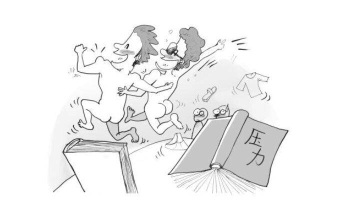 新加坡街头再现裸女，一丝不挂、提着包包、不戴口罩