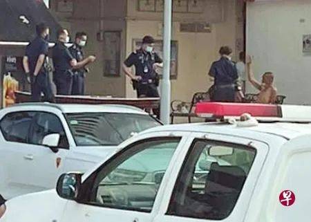 赤膊叔持双刀逛街 公众吓坏 报警逮人