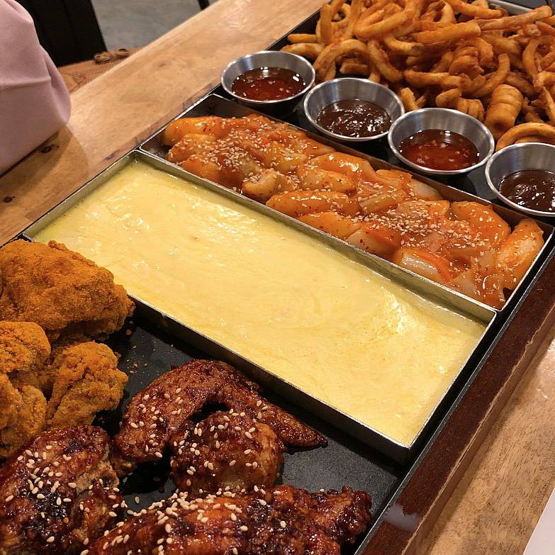 “下班後，看著獅城的炸雞店，眼淚不爭氣的從嘴角流下來”