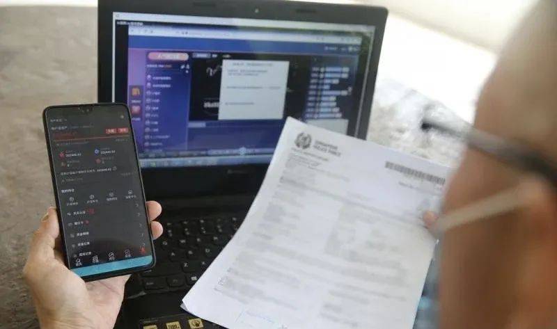 獅城男失業又遇疫情,入“微信群”炒股賺錢,最後