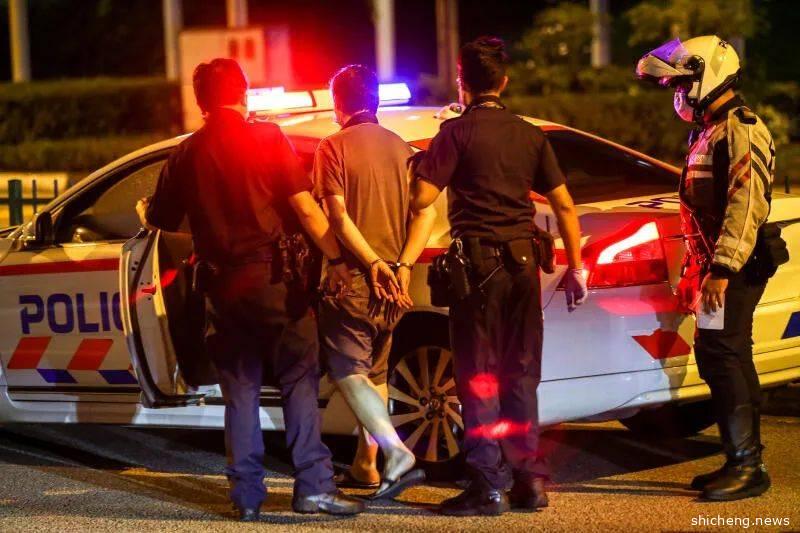 车踩“火轮”横冲200米撞栏 36岁司机被捕