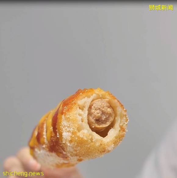 新加坡這款韓式拉絲芝士熱狗棒，皮脆肉多汁！一口吃撐，5新幣起