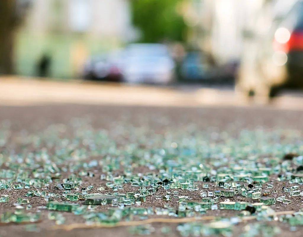 家里的玻璃门突然自爆!天气太热,新加坡用这个东西要小心