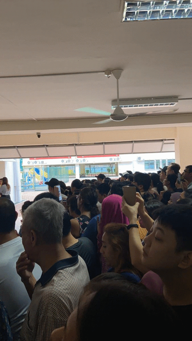 刷屏！新加坡一年一度開學大戲上演！好多家長和孩子淩晨4點就醒了