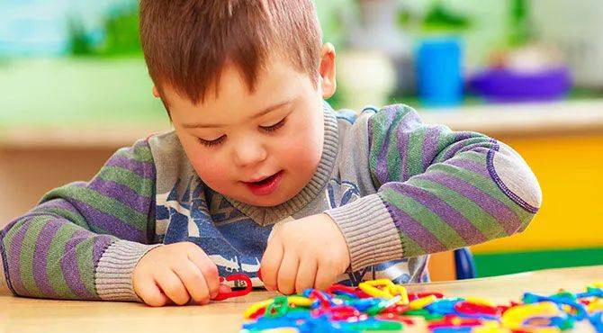 双胞胎宝宝13个月大就开始找家教!新加坡虎妈太拼了