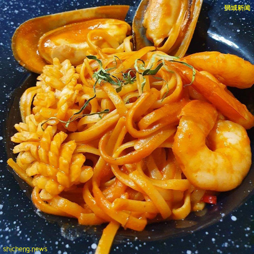 “Mama Diam媽媽店”古早味雜貨店門面、真實身份是隱秘酒吧🍻推開書架發現新空間!😱