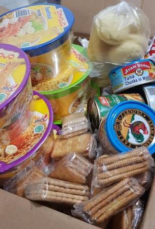 狮城夫妇疫中送暖  家门前准备干粮披萨  免费让马劳领取