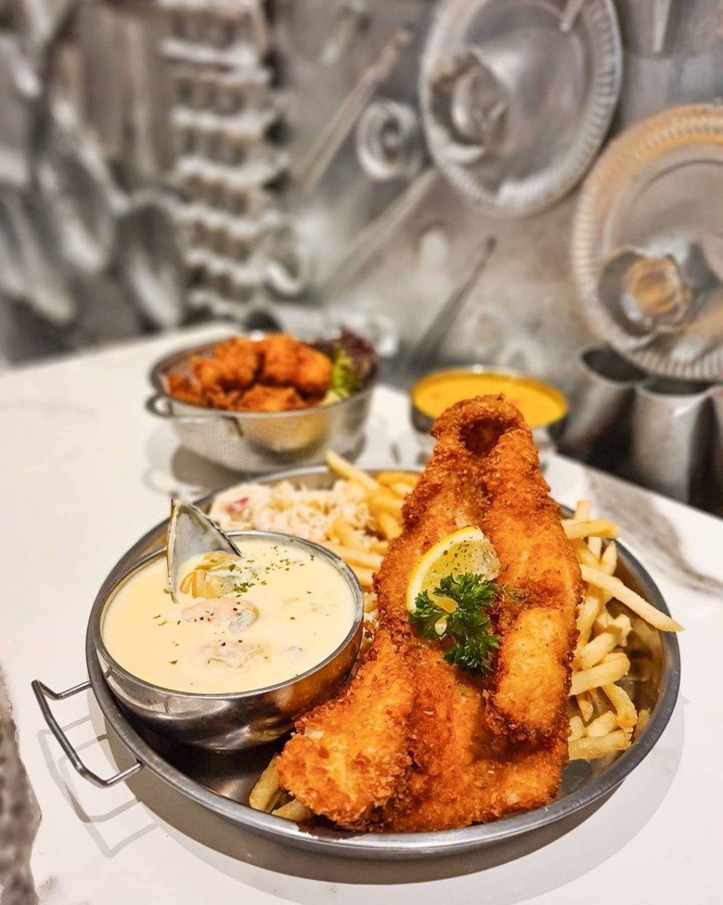 走入银色世界!乌节路平价网红西餐厅“49 seats”带你满墙银器打卡区🤩 便宜好吃又好拍