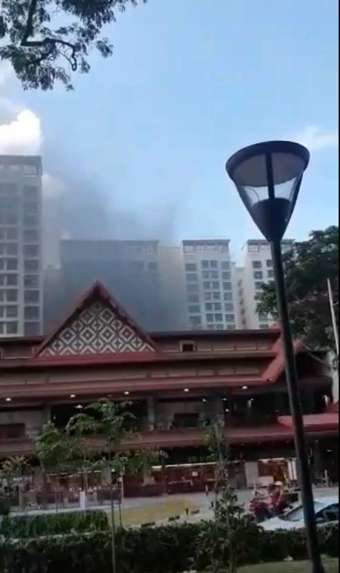 新加坡市中心老巴刹爆炸起火，緊急疏散50個攤販，濃煙滾滾