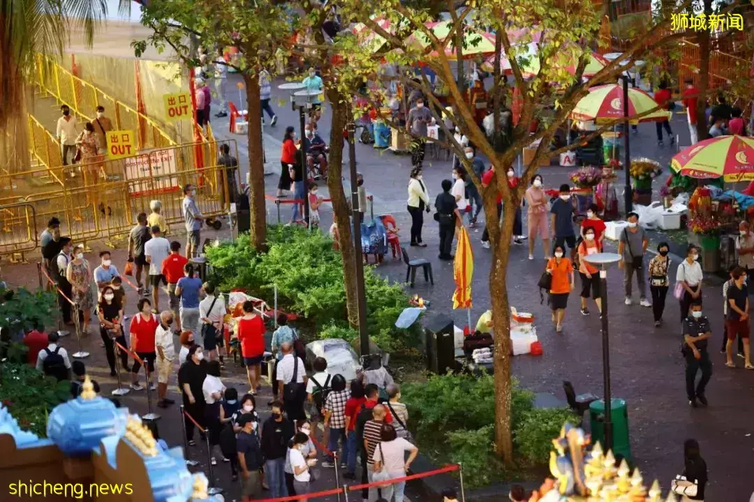 狂風大雨擋不住,讓新加坡人天沒亮就排隊的“開庫借紅包” 是什麽