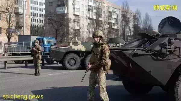 乌克兰人蜂拥逃走、多国撤侨，这个新加坡人却不想走