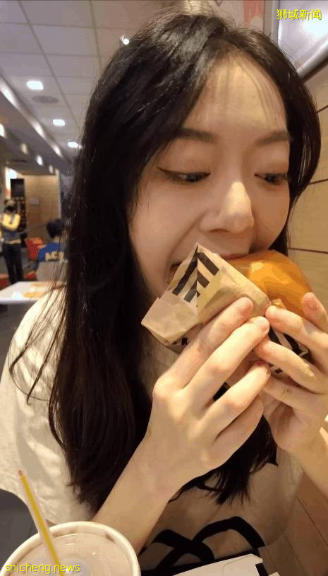 美女小姐姐实拍!这个麦当劳汉堡太好吃了!只在新加坡才有