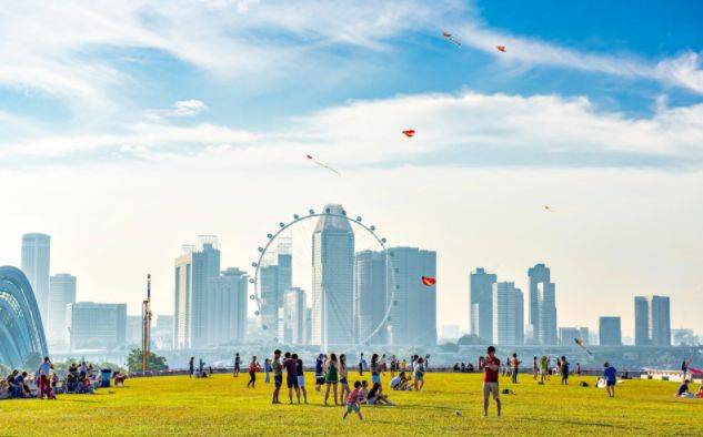 “明天就回國了!今晚,我突然想起在新加坡的50個第一次!”