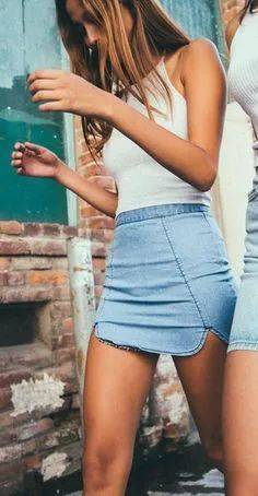 实拍!新加坡红衣男偷拍女子裙底被抓,当场跪下