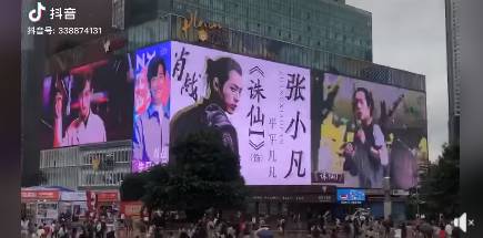 粉丝包下新加坡乌节路威士马广场LED大屏幕,为肖战献上生日祝福