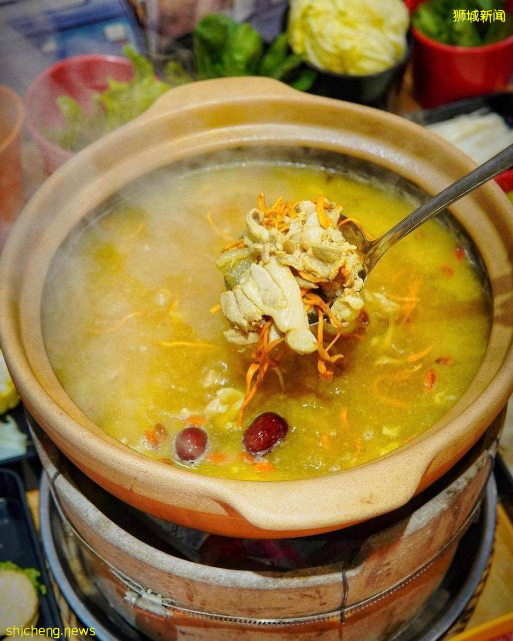炭火+砂锅的港式打边炉!“陈鲜生 鲜入围煮”花胶鸡汤胶原满满、$24.80+自助餐吃到饱🍲