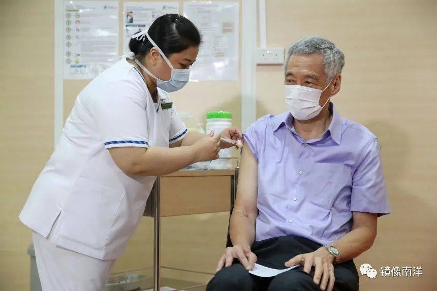 李显龙总理今早接受新冠疫苗注射 敦促所有新加坡居民积极接种疫苗