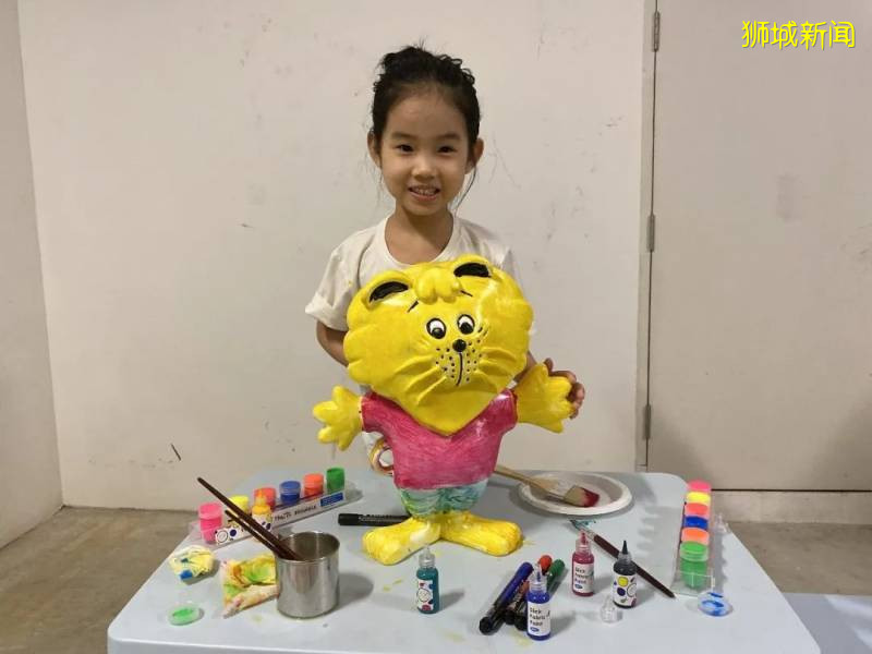 新加坡总统和明星都爱他，超多小朋友求合照、抱抱，是谁