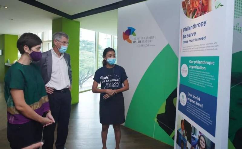 关爱外籍客工视力保健计划,为30万客工提供视力检测和配对眼镜