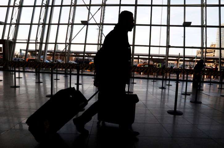 禁令开始了！15人被拦在海关，524人被隔离，有3万拿新加坡工作准证的人还在中国