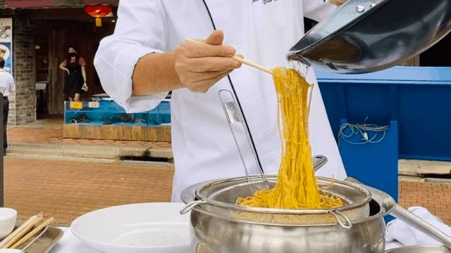 狮城港式粤菜四大名厨之一,坐镇新加坡河畔20年老字号,为你带来惊喜和福利