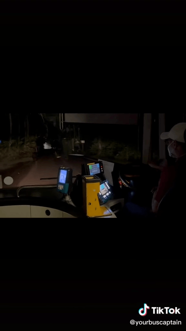 挑战末班车?975号林厝港路线巴士路线,带你进入“军营”和“华人坟场”😱