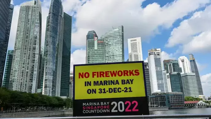 公然違規!新加坡克拉碼頭百人狂歡跨年: 不戴口罩、貼面跳舞!或導致超級傳播