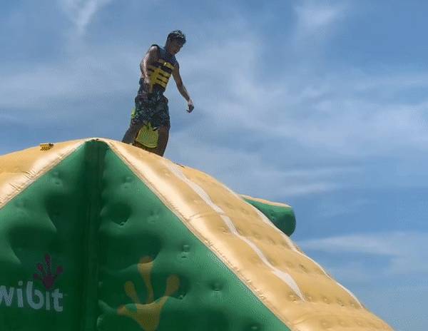 3米滑梯冲入海中!奔跑、跳跃、冲刺,新加坡最大水上漂浮乐园来了