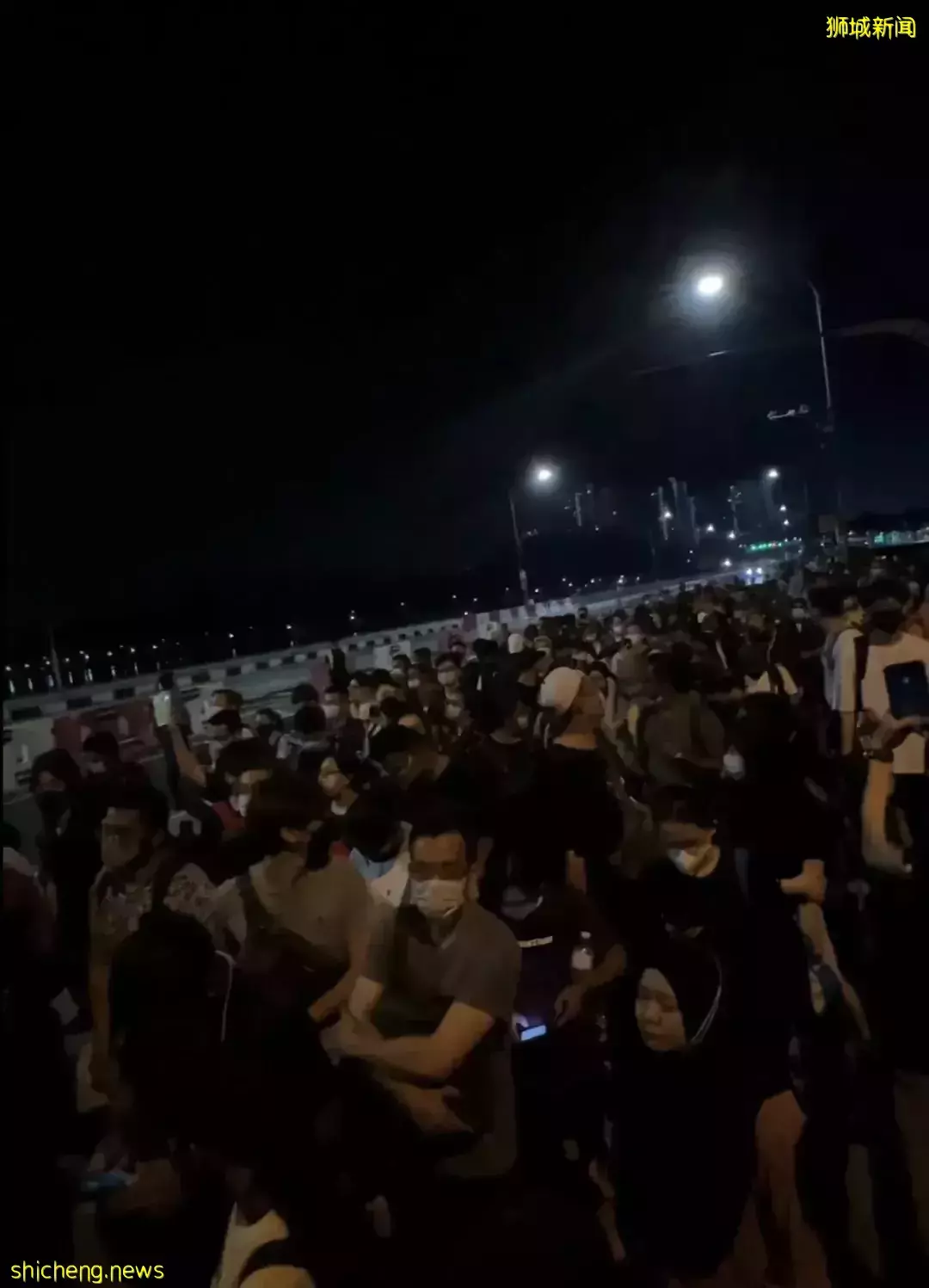 10000人!实拍新马通关历史一刻:长堤狂奔、百米人龙、深夜欢呼