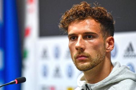 莱昂·戈雷兹卡在对AC米兰的比赛中夺取拜仁慕尼黑冠军