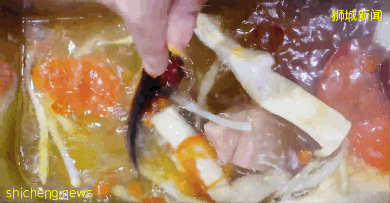 小木凳自助火锅新店开业两人同行一人免单，还送菜