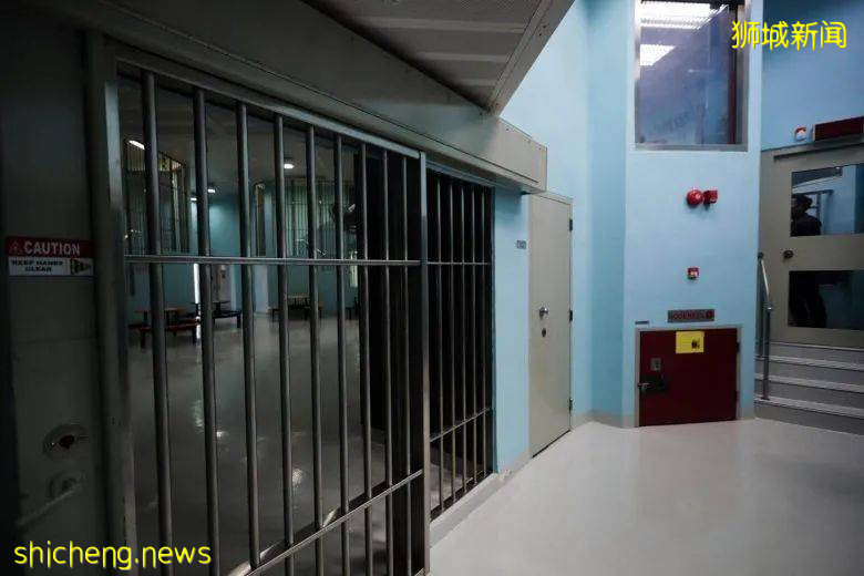 新加坡立化中學命案：16歲嫌犯穿紅衣上法庭，2年前自殺未遂，更多細節流出