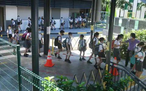 新加坡总理在接种加强剂同时呼吁年长者接种!明年有望为12岁以下儿童接种疫苗