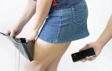 实拍!新加坡红衣男偷拍女子裙底被抓,当场跪下