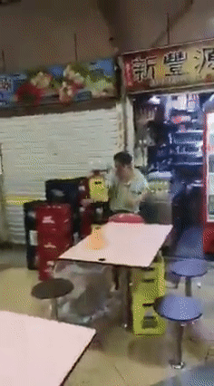 扔酒瓶、脚踹头！两名大叔酒后起冲突，现场血迹斑斑