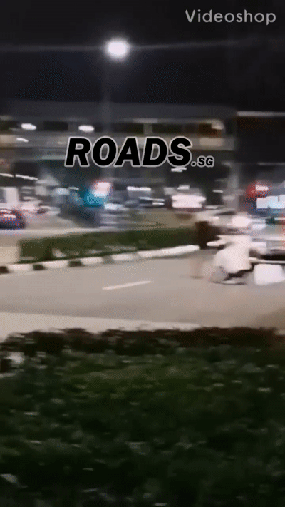 与德士司机起冲突,女子新加坡街头扒衣,近乎全裸!