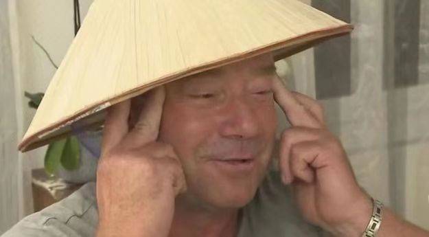 法國女生做這個動作侮辱華人，在新加坡被炮轟！亞洲蹲，一個碾壓歐美的姿勢