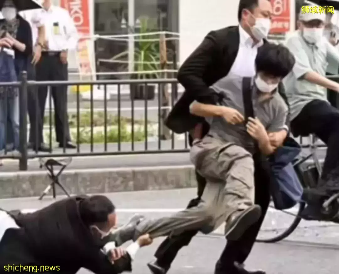 李顯龍總理發文!安倍晉三背後連中兩槍,美女保镖嚴重失職!他,和新加坡關系匪淺