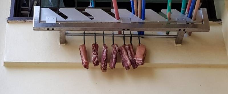 组屋晒衣竹竿挂着腊肉　民众看傻眼直呼“太不卫生”