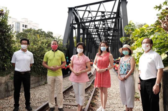 用废旧材料装饰的武吉知马桁架桥为人们送去新春祝福