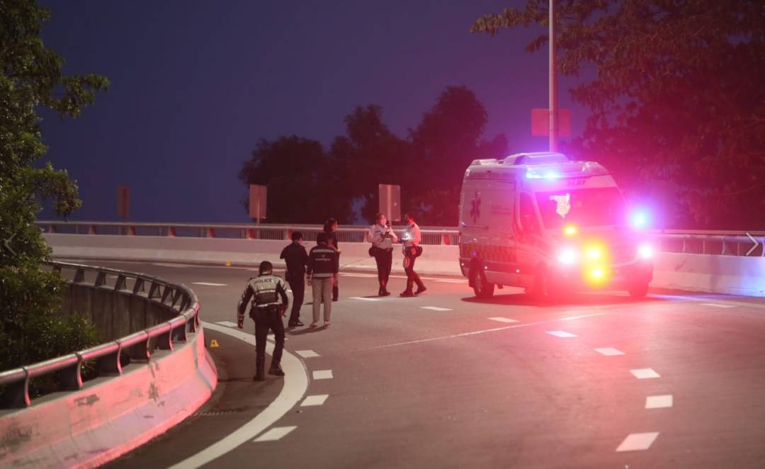 新加坡又一起致命车祸，机车骑士转弯时撞到防护路墩当场丧命
