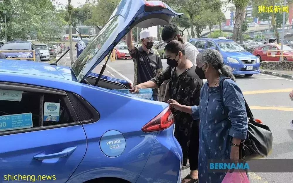 曼谷機場被新加坡人擠爆！小長假期間，新加坡到處都是人從衆