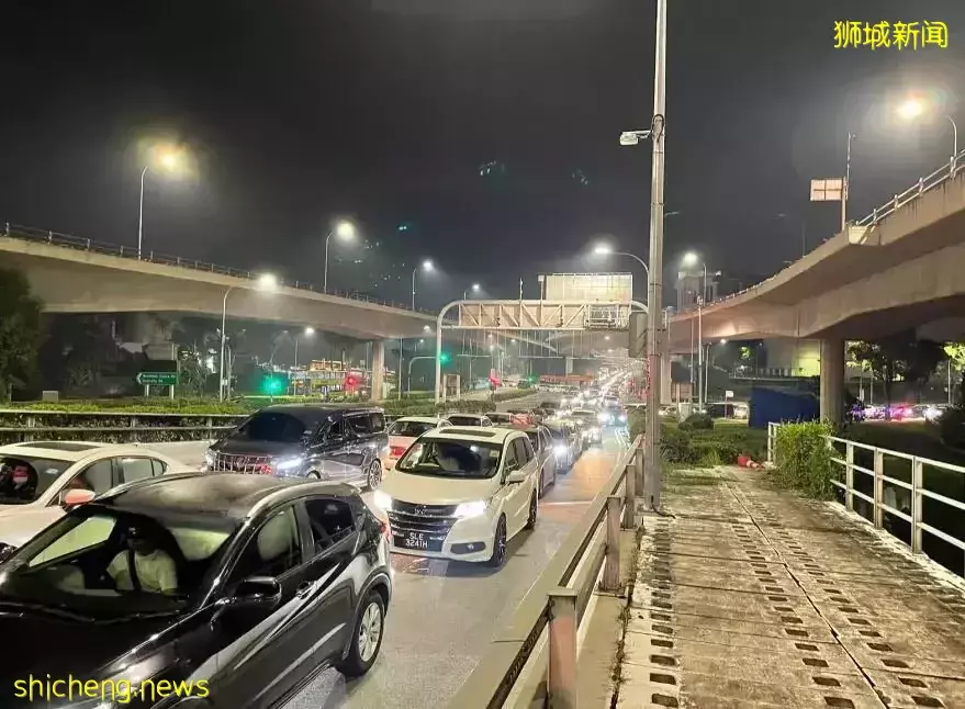 新加坡&马来西亚大堤挤爆了，人人人仌众、车车车䡛轰