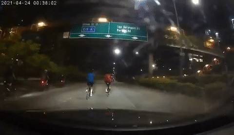 8名腳踏車騎行者夜占快速公路！車輛嚇到狂按喇叭
